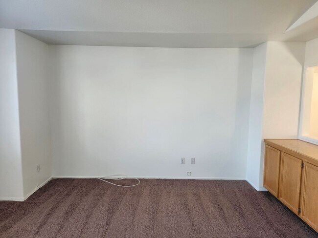 Building Photo - Spacious 4-Bedroom Home in a Prime Location