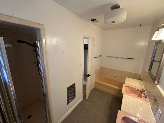 Building Photo - Home in North Kentwood Neighborhood of Wes...