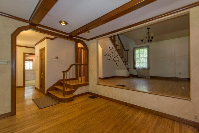 Building Photo - 321 S Eastside Dr