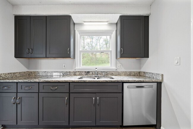 Building Photo - 3 Bedroom 2 Full Bath Home For Rent near Post!