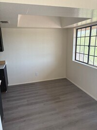 Building Photo - 2 bed 1 bath for under $1000