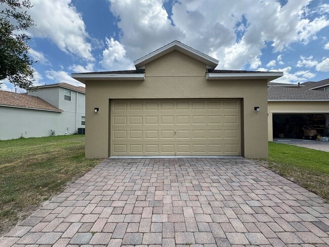 Building Photo - 3 Bedroom / 2.5 Bathroom Two Story Indepen...
