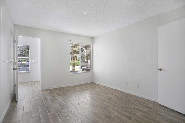 Building Photo - 417 Vista Isles Dr