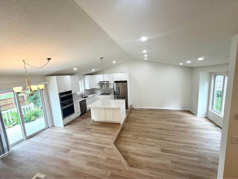 Building Photo - 1084 Hummingbird Ln