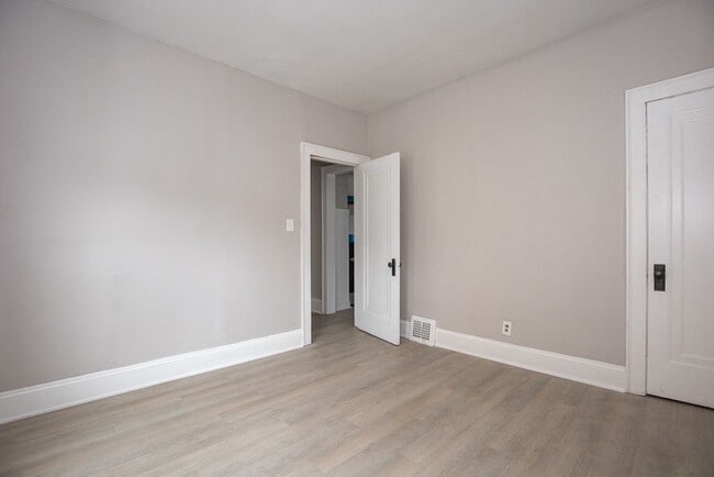 Building Photo - 2119 Lewis Dr