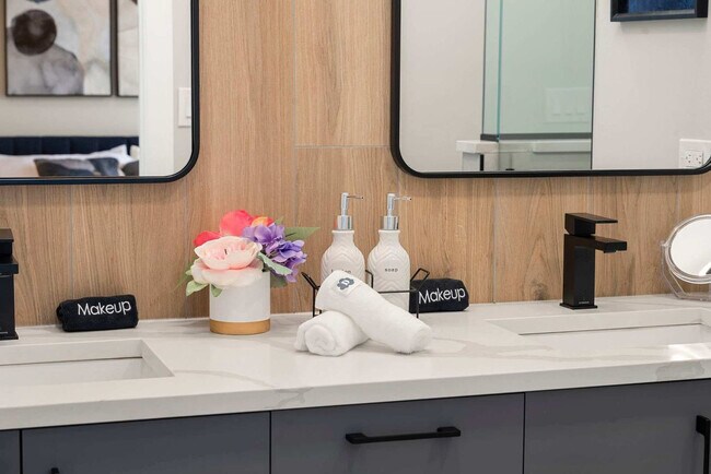 Building Photo - 2344 W Polk St