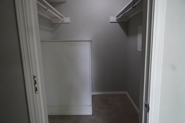 Building Photo - Wonderful 1-bedroom, 1.5-bath loft style c...