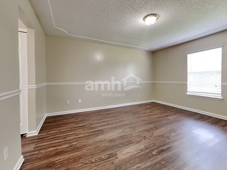 Building Photo - 3370 Westfield Dr