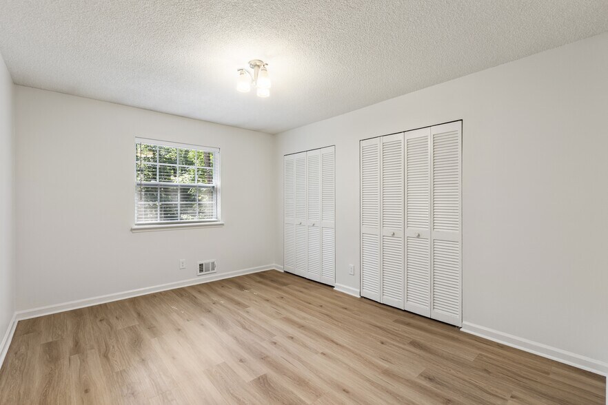 Building Photo - 3125 Sharon Cir