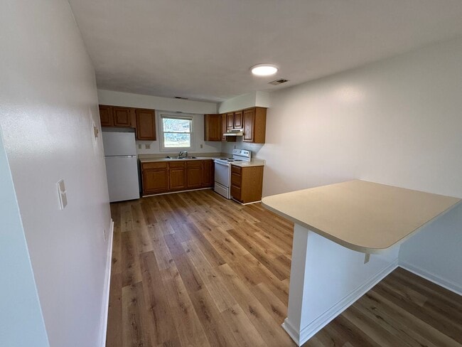 Building Photo - 739 Main St