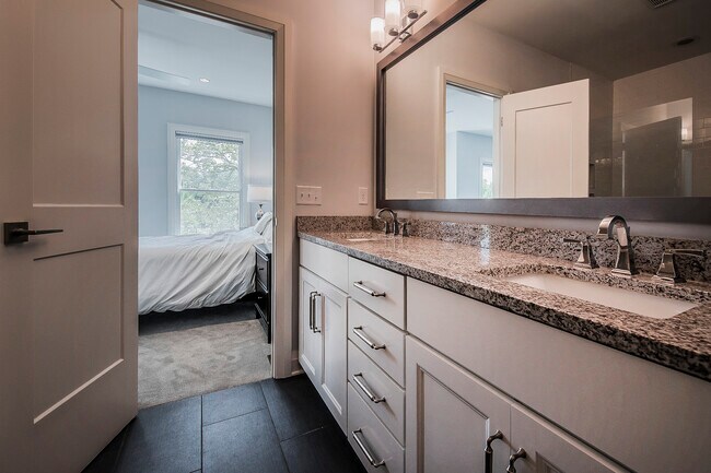 Building Photo - 118 W Starr Ave