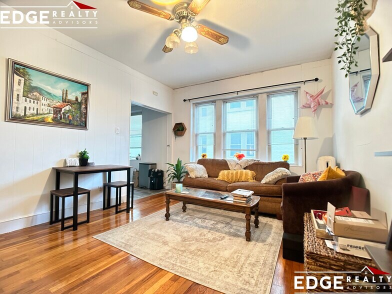 Building Photo - 264 Kelton St