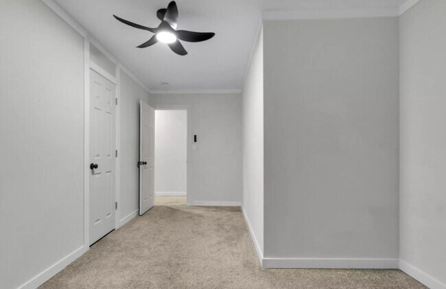 Building Photo - 3 Bedroom Newly Renovated  Apartment with ...