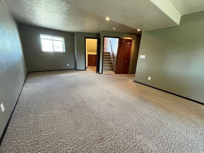 Building Photo - Stunning 4 Bed/2 Bath with 3 Car Garage and Fenced in Yard!