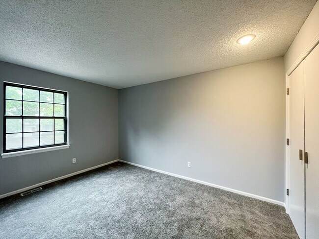 Building Photo - SEE IT NOW: Charming and Well-Maintained Home in the heart of Overland Park!