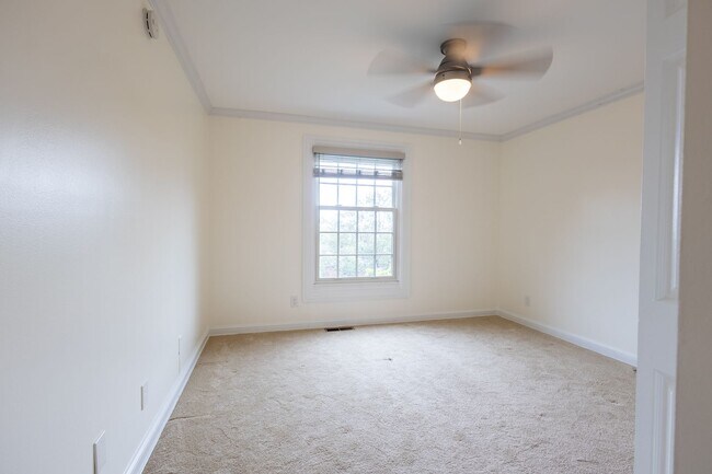 Building Photo - Charming 3 BR/2.5 BA 2-Level Condo in Cath...