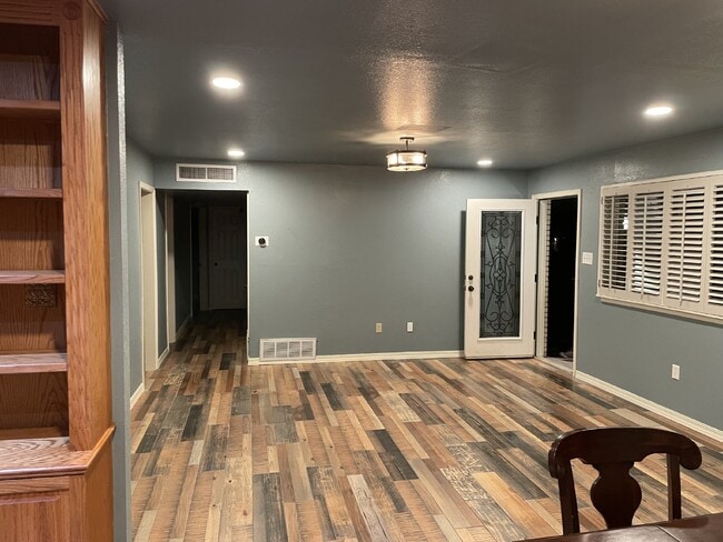 Building Photo - 9517 Mcintosh Dr