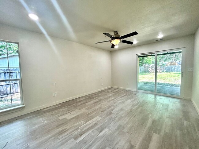 Building Photo - Updated 3 Bed / 2 Bath home with Single Car Garage in Farmington