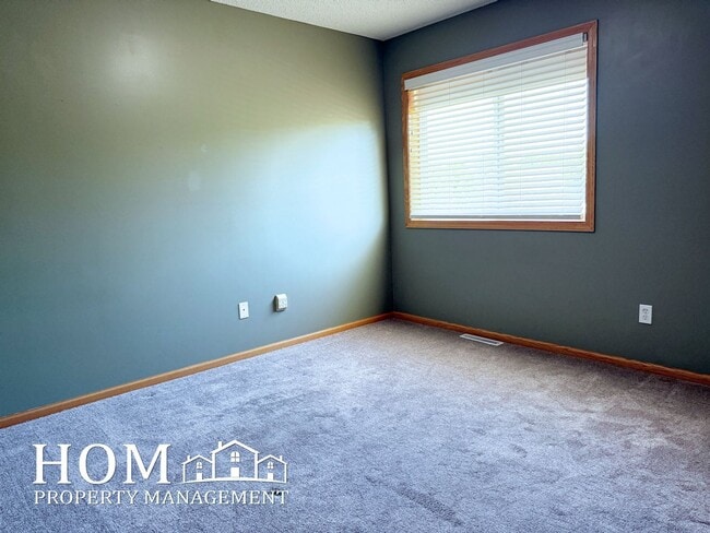 Building Photo - 3BR/2BA Townhome Available 9/1