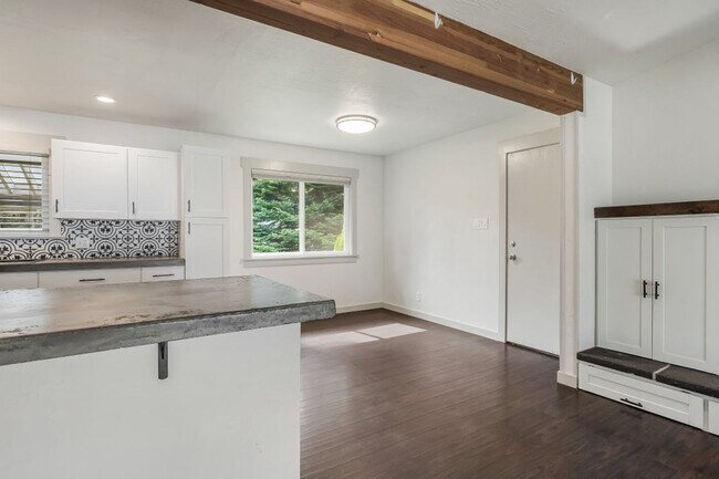 Building Photo - Emerald Estates 4 bed 2 bath with fenced yard