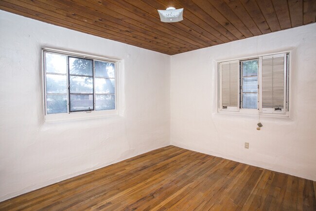 Building Photo - NE 2 Bedroom 1 1/2 Bath