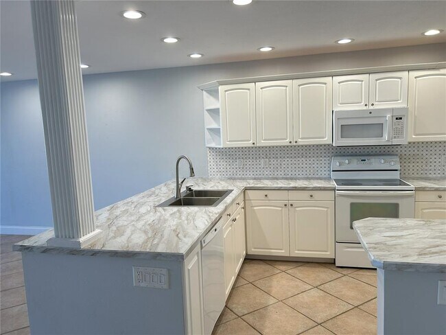 Building Photo - 2775 Kipps Colony Dr S