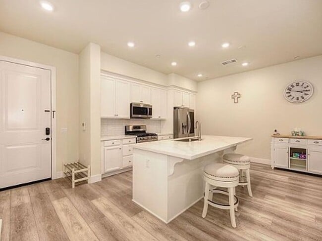 Primary Photo - Upscale 2/2 Apartment in The Cannery!-$500...