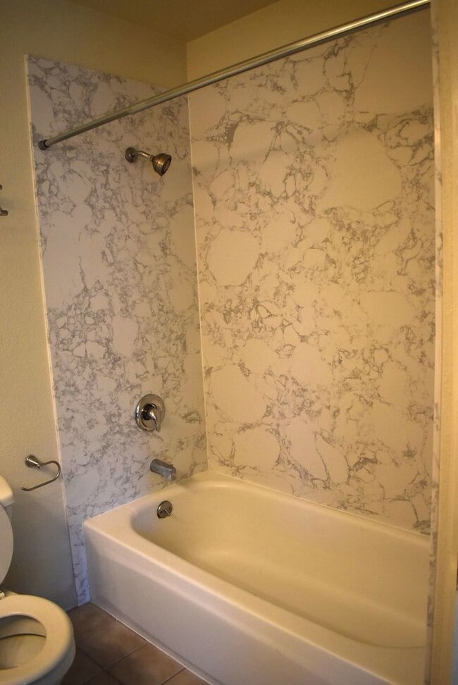 Building Photo - Woodstock Green Townhome unit with a commu...