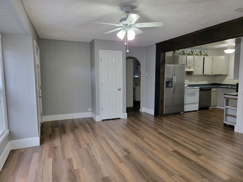 Building Photo - 100 E Elm St