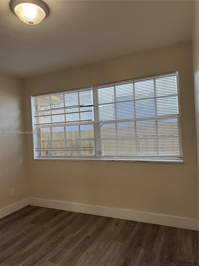 Building Photo - 522 NW 13th Ave