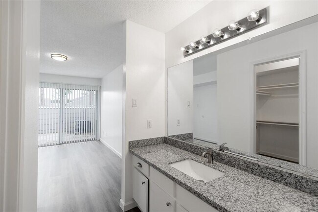 Building Photo - 12232 Bob White Dr