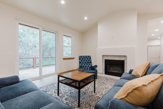 Building Photo - Beautiful New Construction Mountain Retreat