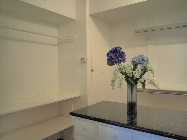 Building Photo - 3409 La Branch St