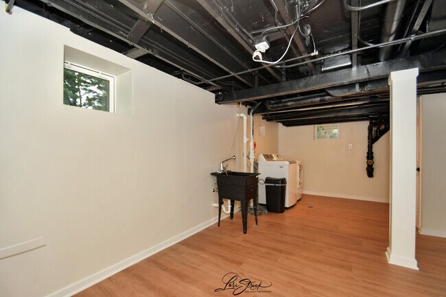 Building Photo - 635 E Prairie Ave