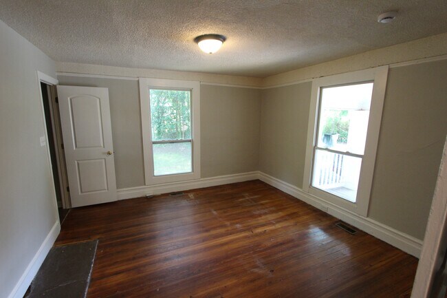 Building Photo - 442 Hall St
