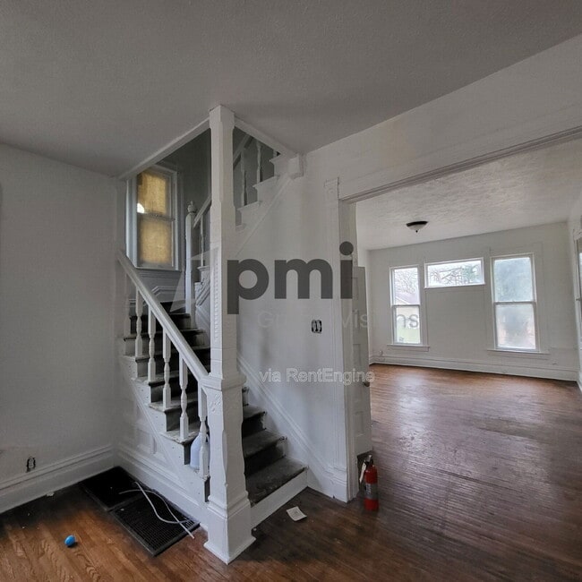 Building Photo - 895 W Leafland Ave