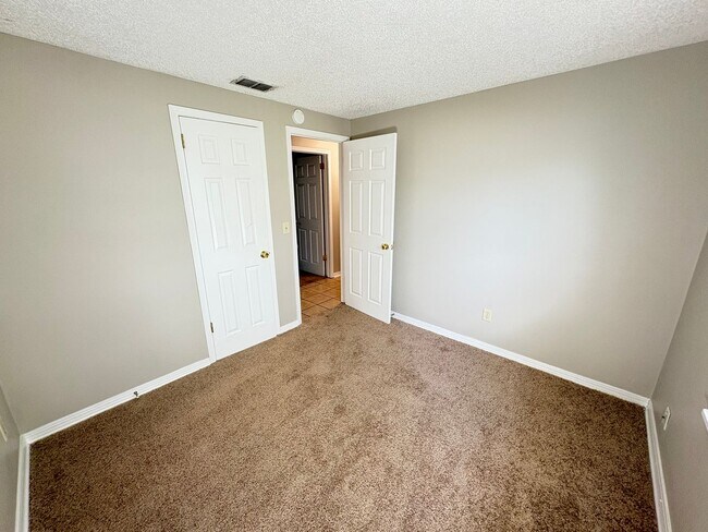 Building Photo - Remodeled 3/2 with huge yard in Sandalwood