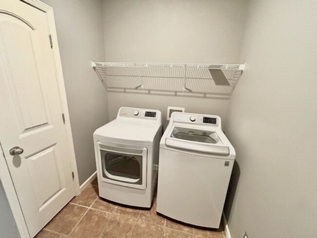 Building Photo - Beautiful 4 Bedroom 3 Bath Home in Lake Forest!