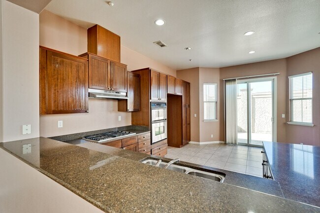 Building Photo - Spacious 3 Bedroom, 2 Bathroom Home with D...