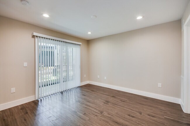 Building Photo - 935 La Posada Dr