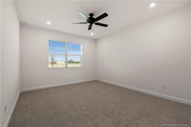 Building Photo - 14135 SW Safi Ter