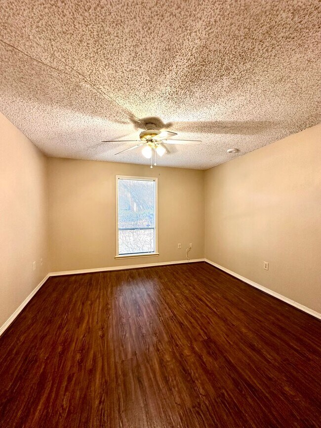 Building Photo - 1334 Sharlo Ave