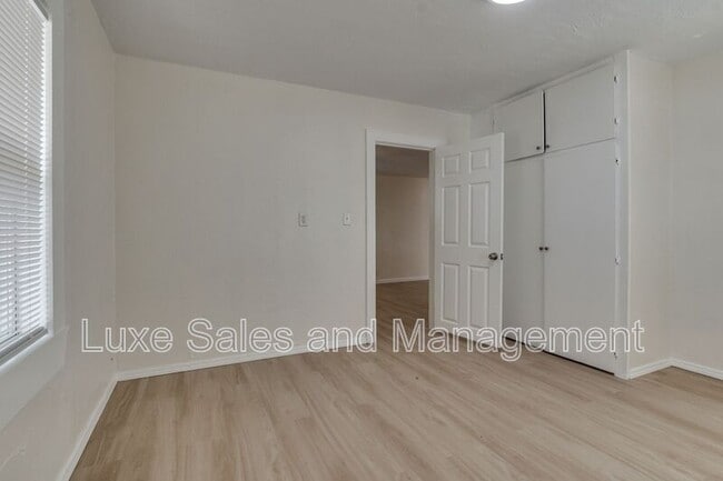 Building Photo - 905 E Rogers St