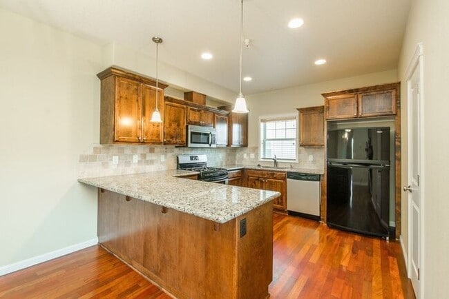 Building Photo - Springwater Corridor Luxury Townhome: Popu...