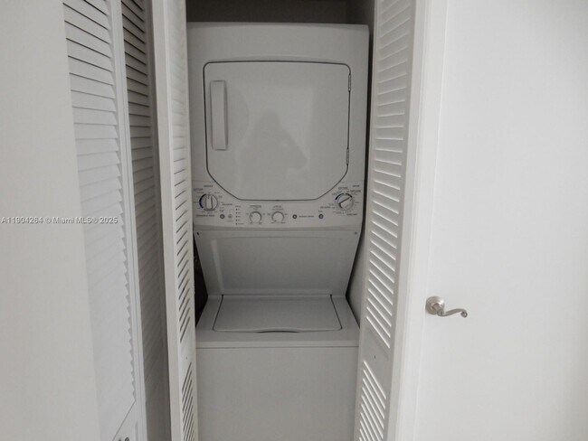 Building Photo - 1420 Brickell Bay Dr