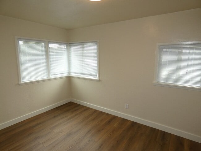 Building Photo - 330 E 6th St