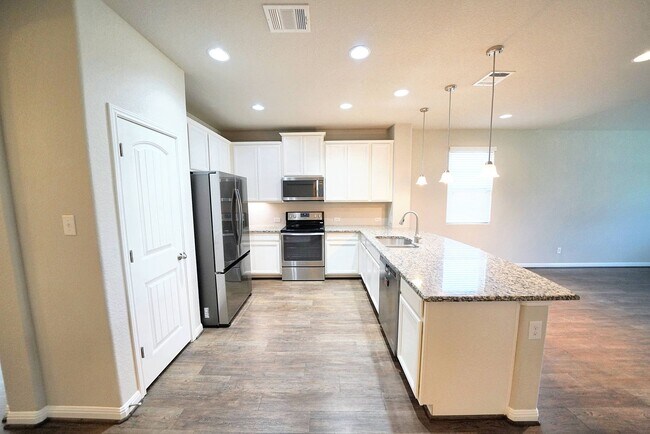 Building Photo - Beautiful Rental in Converse! Realtor Comm...