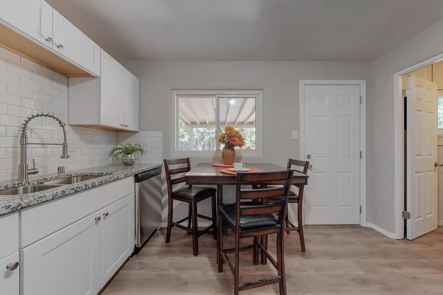 Building Photo - 8817 Candelaria Rd NE