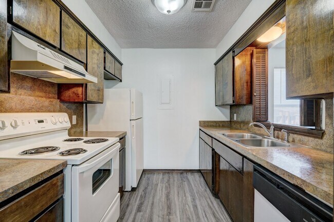 Building Photo - Spacious 2br 2ba