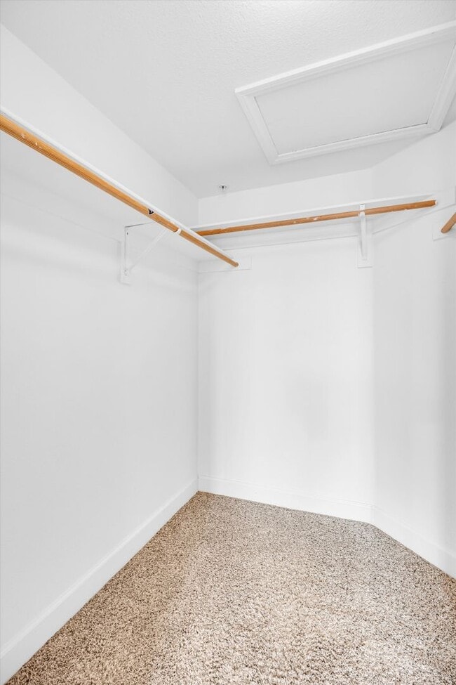 Building Photo - Sought after Park Avenue Condominiums/Top Floor Three Bedroom